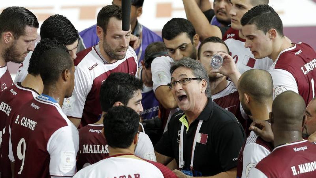 El entrenador de Qatar, el español Valero Rivera (c), habla con los jugadores de su equipo durante el partido de semifinales del Mundial de balonmano disputado entre Polonia y Qatar en el Lusail Multipurpose Hall, a las afueras de Doha, en Qatar, hoy, vie-Foto: EFE