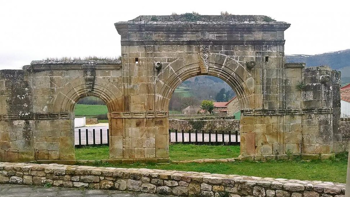 Portalada monumental de Molledo de Portolín, municipio santanderino que tiene dedicados una plaza y un monumento al escritor Miguel Delibes.-EL MUNDO