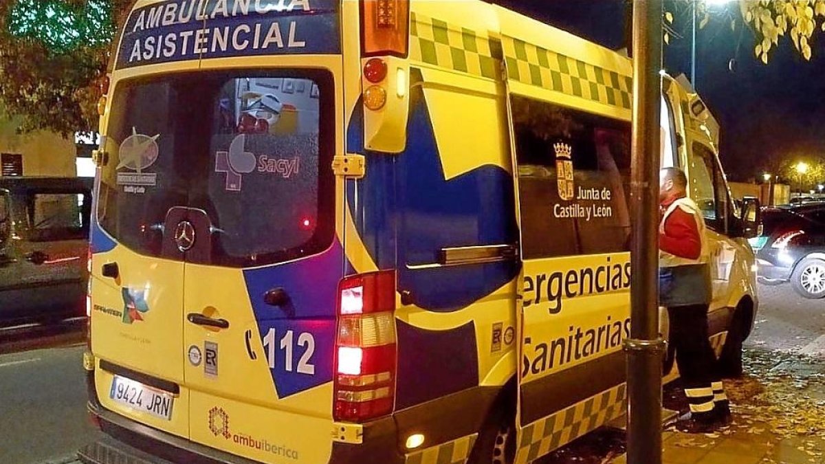 Ambulancia desplazada antes del traslado de la menor al Clínico.-E. M.
