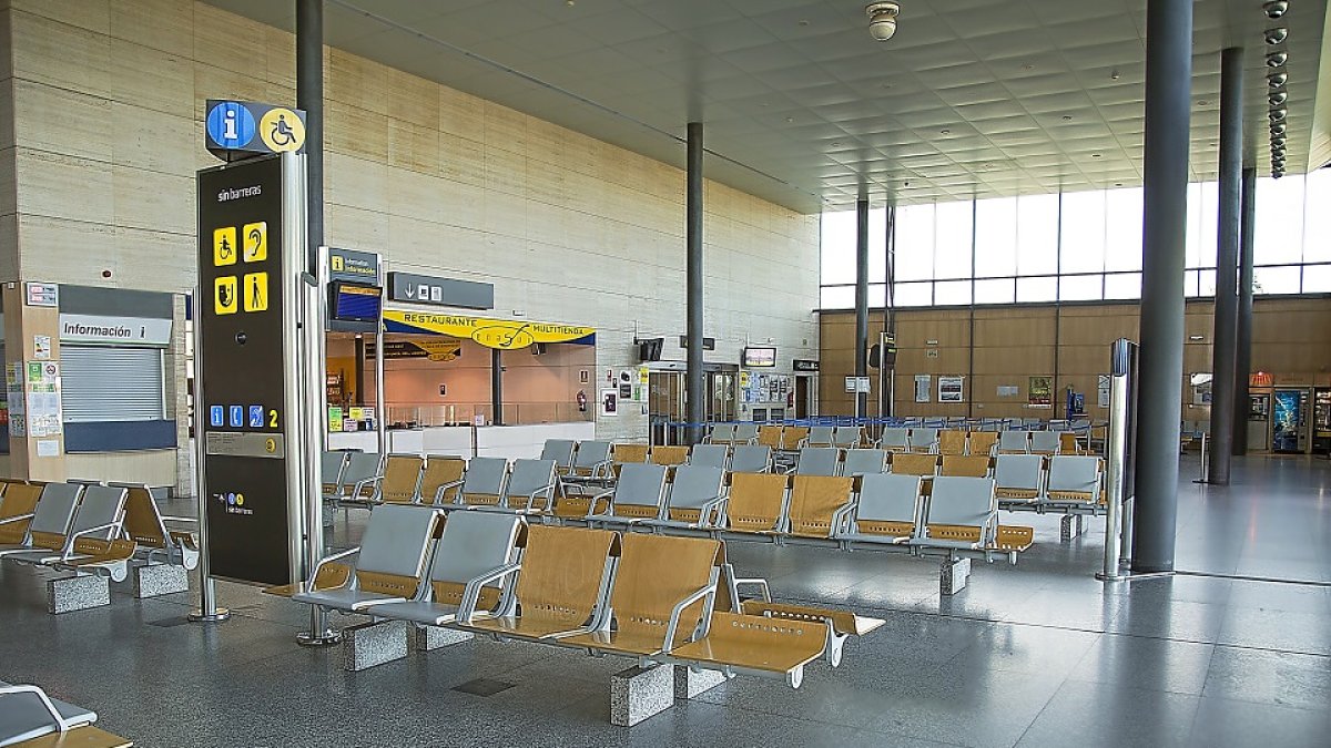 La sala de espera del Aeropuerto de Valladolid, vacía.  PHOTOGENIC/ MIGUEL ÁNGEL SANTOS