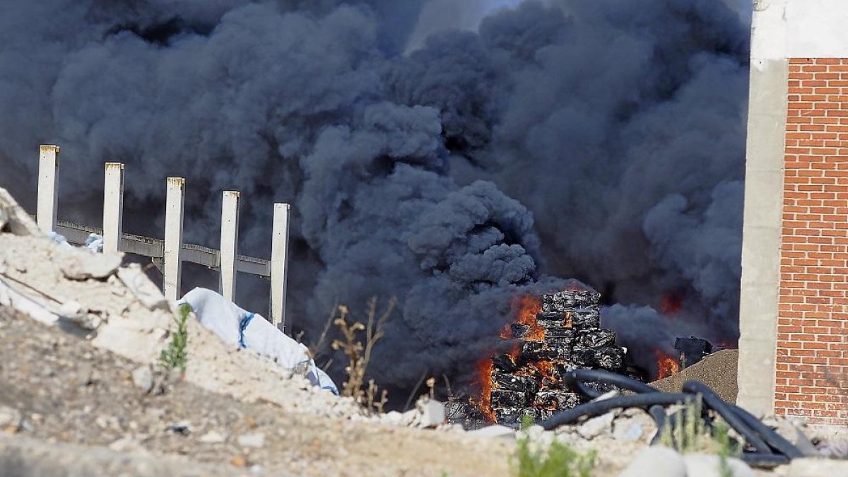 Una de las pilas de vehículos calcinada en el incendio de la chatarrería de la carretera Renedo.-MIGUEL ÁNGEL SANTOS / PHOTOGENIC