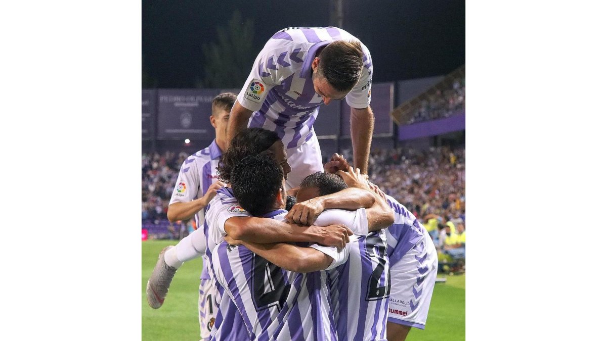 Montaña humana de los jugadores del Real Valladolid para festejar el gol de Nacho.-PABLO REQUEJO