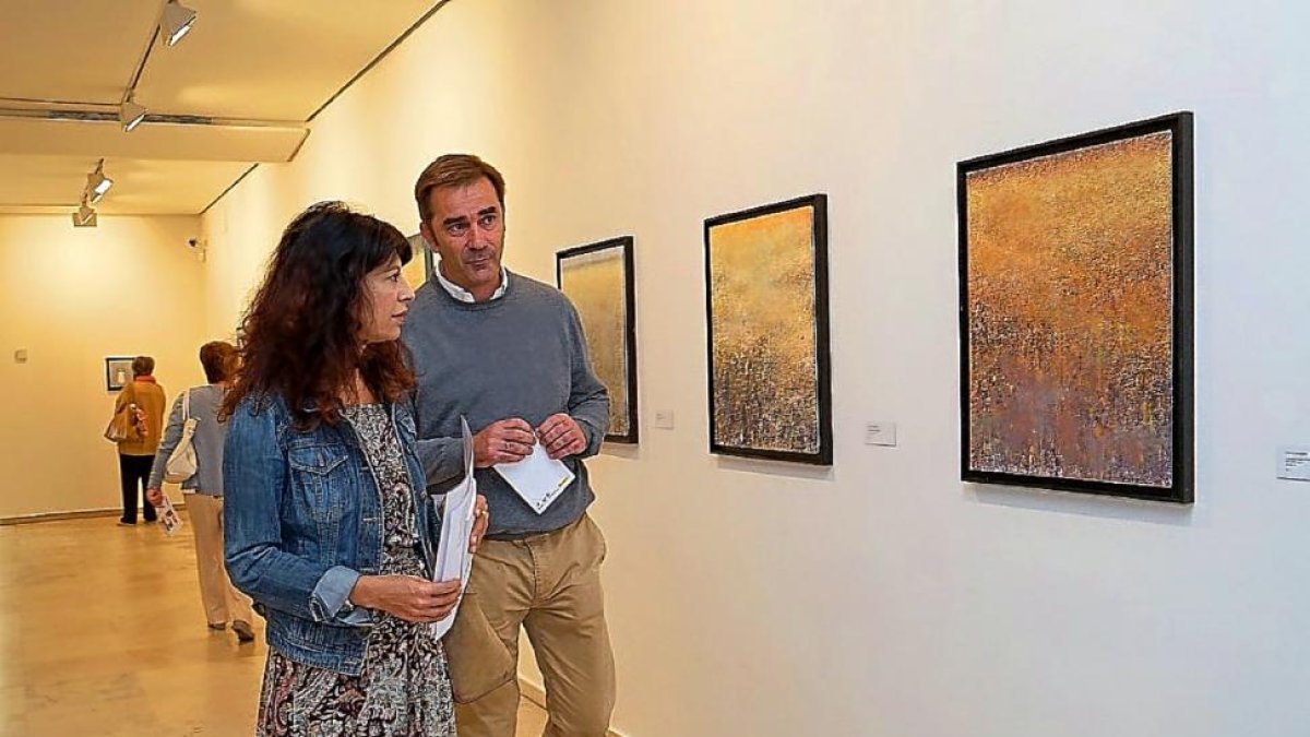 La concejala de Cultura, Ana Redondo, y  Pablo Giménez contemplan algunas de las obras expuestas en la Sala 0 del Museo Patio Herreriano.-C.A.