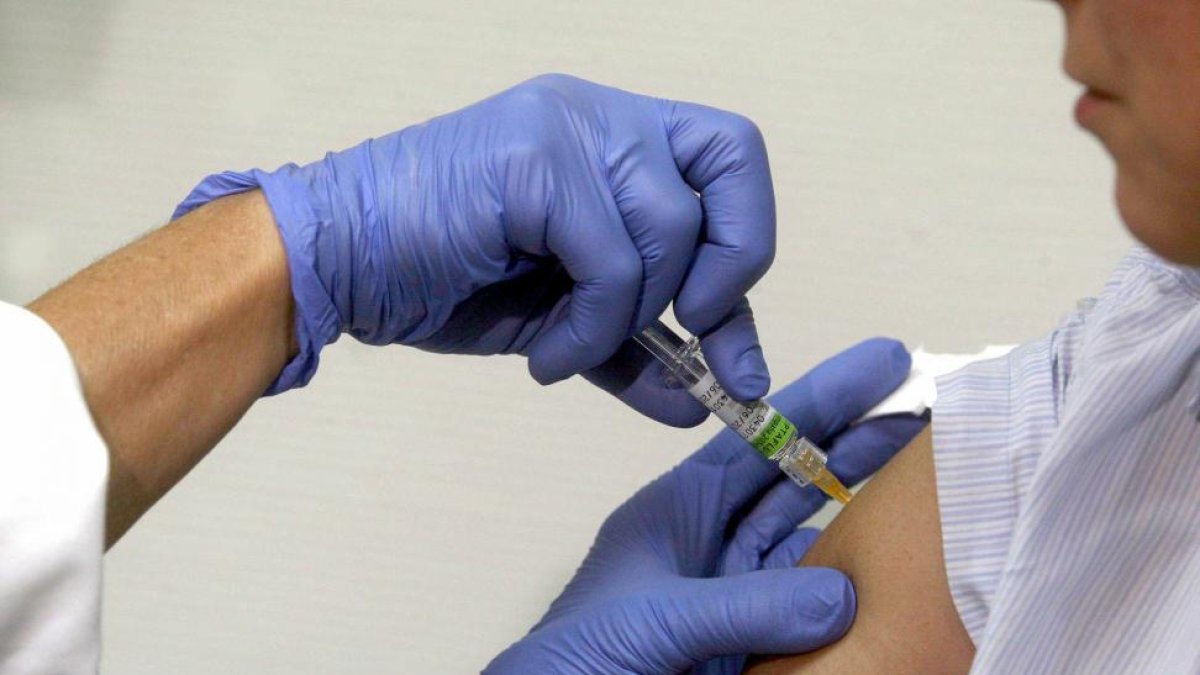 Una persona se vacuna frente a la gripe en un centro médico.-ICAL