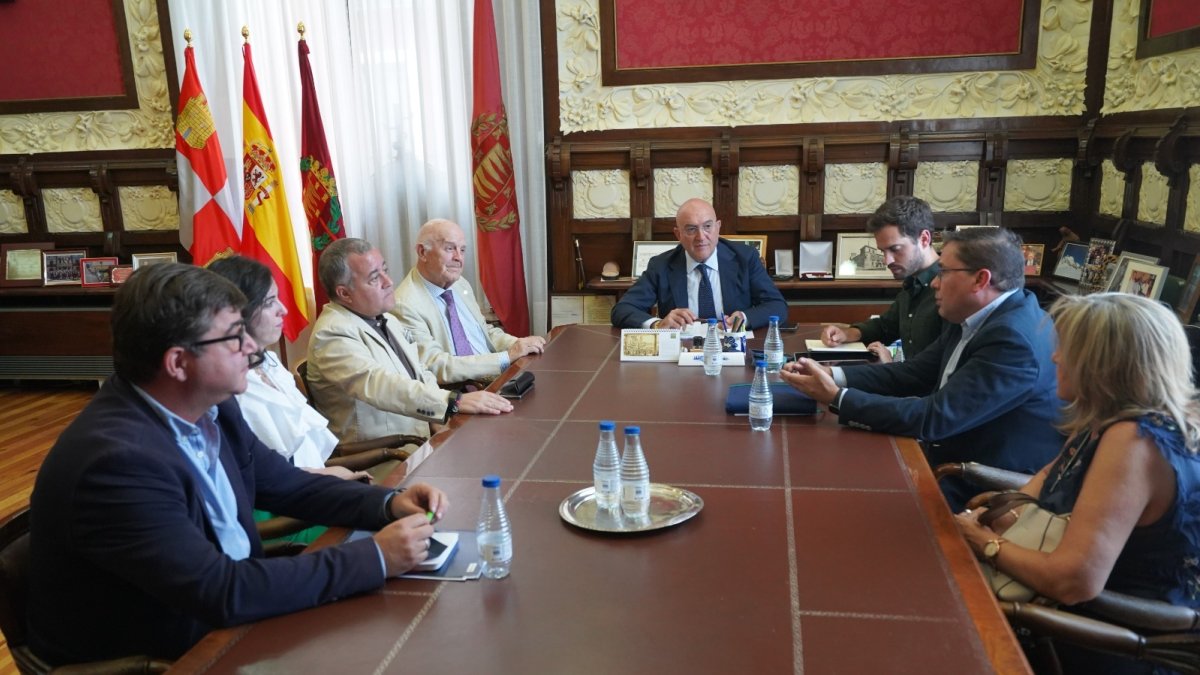 Guenther Eduardo Boelhohh, Jesús Mediavilla, Carnero, Arturo Santos y Juan José Zancada en el salón de recepciones del Ayuntamiento. -E.M.