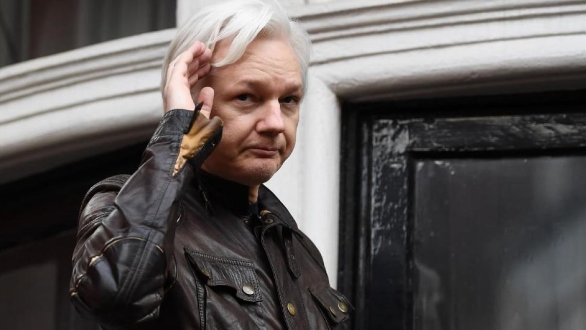 Imagen de archivo de Julian Assange en una comparecencia ante lo smedios en el balcón de la embajada de Ecuador en Londres en febrero del 2018.-JUSTIN TALLIS