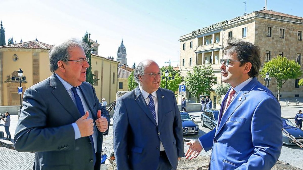 Juan Vicente Herrera, Enrique Cabero y Alfonso Fernández Mañueco, a la entrada del colegio Fonseca donde tuvo lugar el Pleno.-ICAL