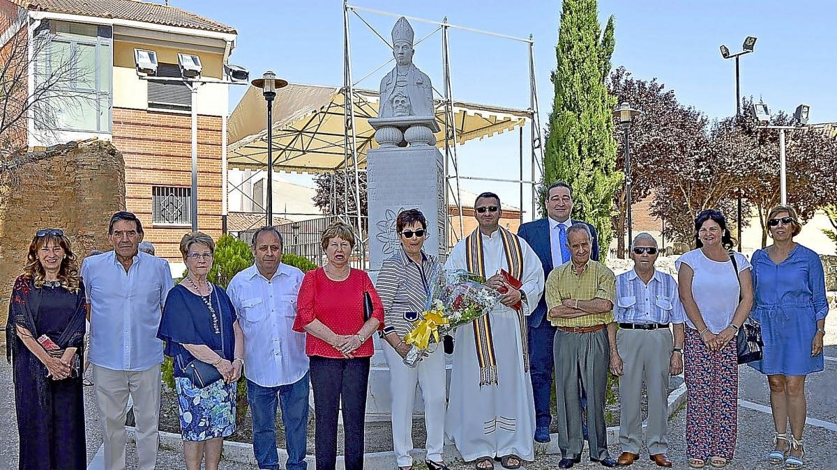 Miembros de la Corporación cigaleña posan ayer junto al párroco y la estatua de Fray Antonio Alcalde.-EL MUNDO