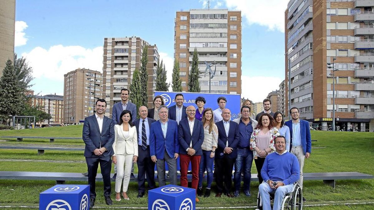 El PP presentó ayer sus listas al Congreso y al Senado, con el reto de recuperar el tercer diputado que perdió en las generales del pasado mes de diciembre. Encabezan las listas Tomás Burgos (cuarto de la primera fila en la foto de familia) y Miguel Ángel-ICAL