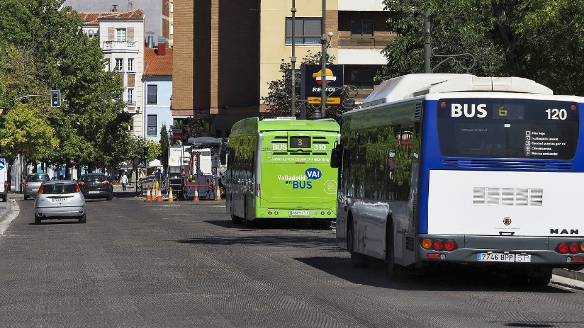 Autobuses de Auvasa en la parada de la plaza del Poniente. M.Á. SANTOS