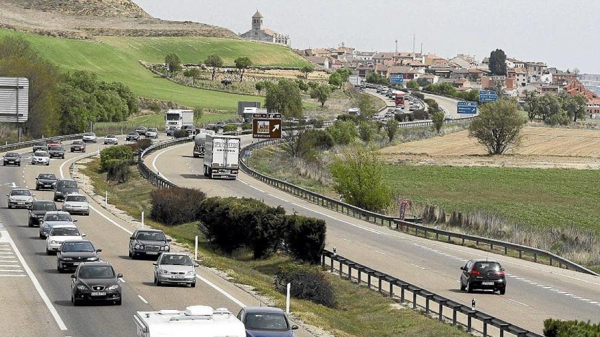 Tráfico denso en la Autovía de Castilla, A-62, a su paso por el término municipal de Simancas.-E. M.