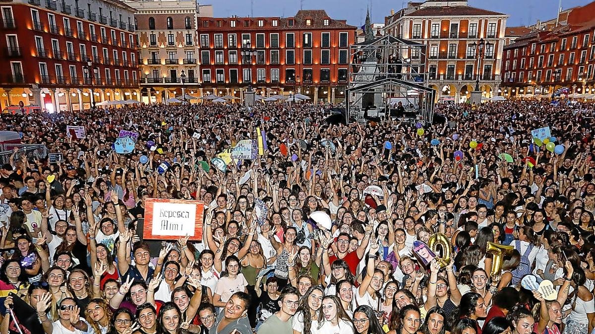 El público abarrotó la plaza Mayor hasta completar su aforo, lo que obligó a cerrar todos sus accesos.-REPORTAJE GRÁFICO: J. M. LOSTAU