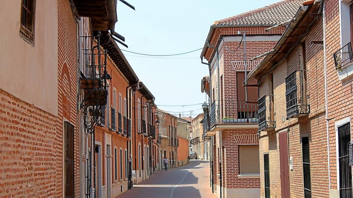 Una de las calles del casco histórico de la localidad vallisoletana de Alaejos.-M. CALLEJA