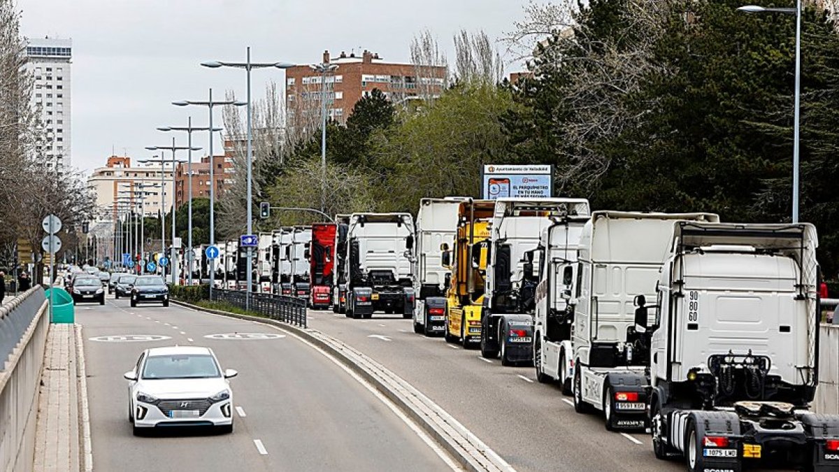 Convoy de camiones en la Avenida de Salamanca de Valladolid.- J. M. LOSTAU