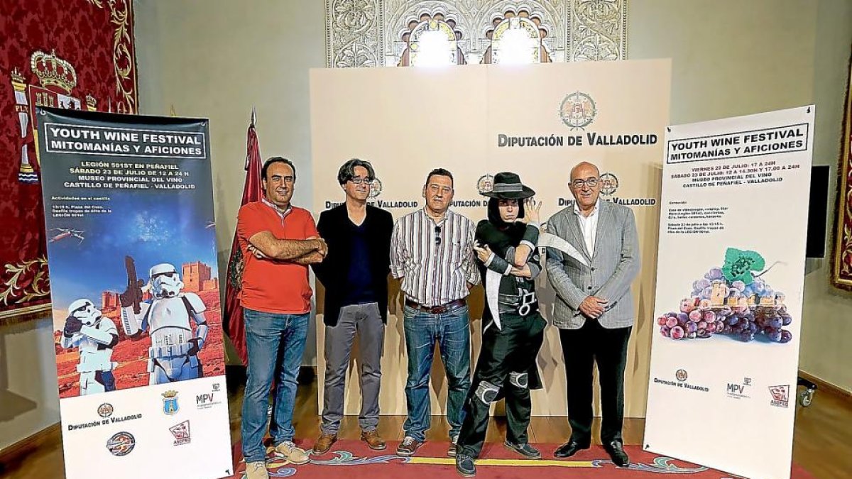 Carnero presenta ayer el ‘Youth Wine Festival’, junto a organizadores y el joven Gonzalo Prada, que practica ‘Cosplay’.-ICAL