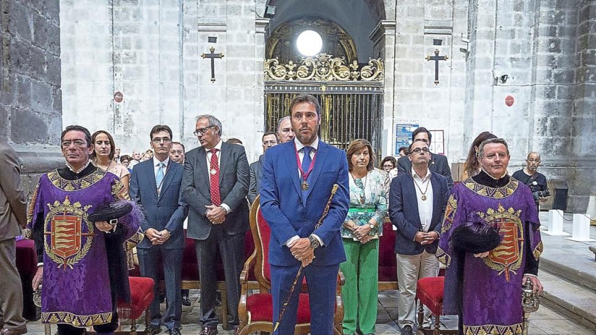 El equipo de gobierno del Ayuntamiento de Valladolid con Óscar Puente al frente con e bastón de primer regidor.-M. A. SANTOS