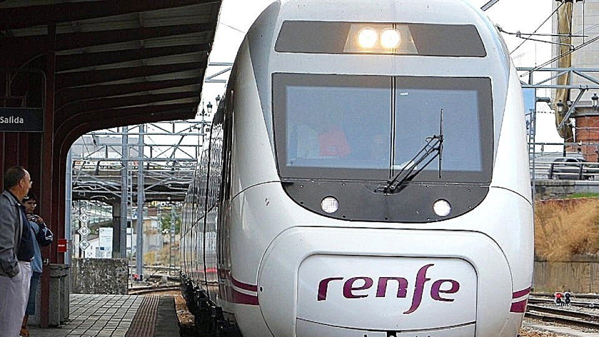 Tren de Renfe llegando a una estación. E.M.