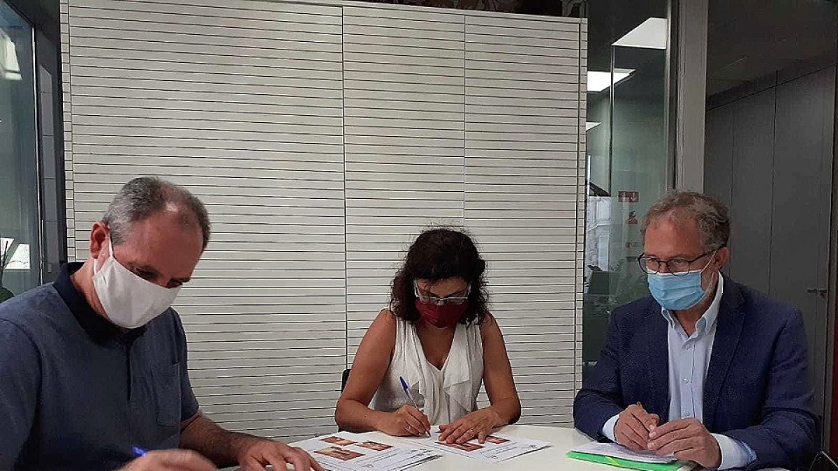 El concejal de Planteamiento Urbanístico y Vivienda, Manuel Saravia, en la firma de los nuevos contratos de Alva . E.M.