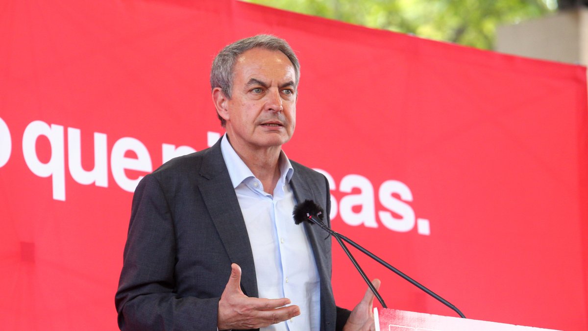 El expresidente del Gobierno, José Luis Rodríguez Zapatero, durante la campaña de las municipales del 28M en León. ICAL