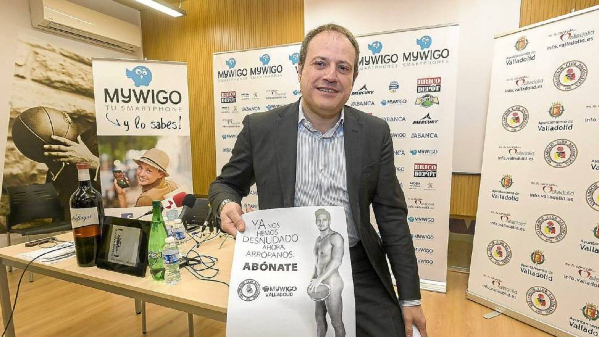 El director general del CB Valladolid, José Ramón Arroyo, muestra el cartel de la campaña-Pablo Requejo