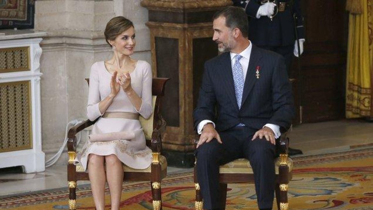 El rey Felipe VI y la reina Letizia, durante la ceremonia de imposición de condecoraciones de la Orden del Mérito Civil del 2015.-JUAN CARLOS HIDALGO (EFE)