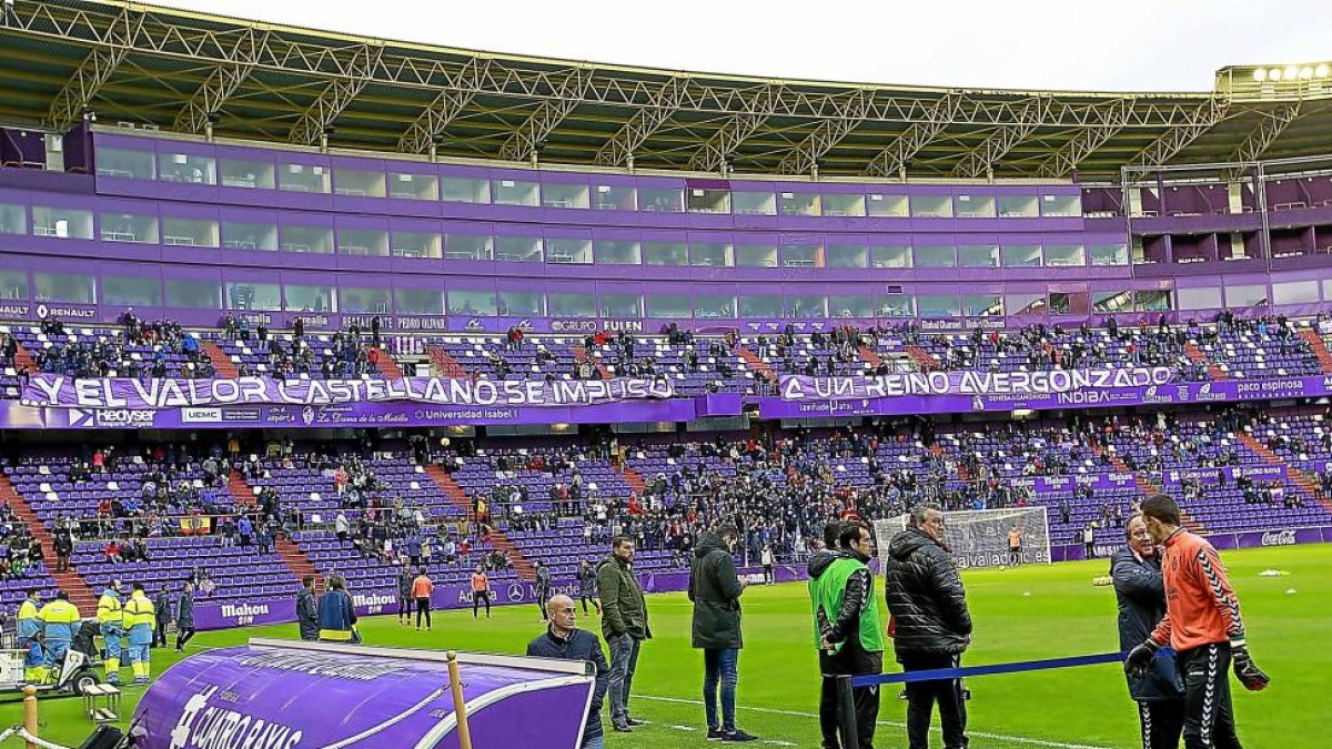 Pancarta exhibida el sábado, al fondo de la imagen, sobre la que LaLiga pide explicaciones al Valladolid.-J.M. LOSTAU