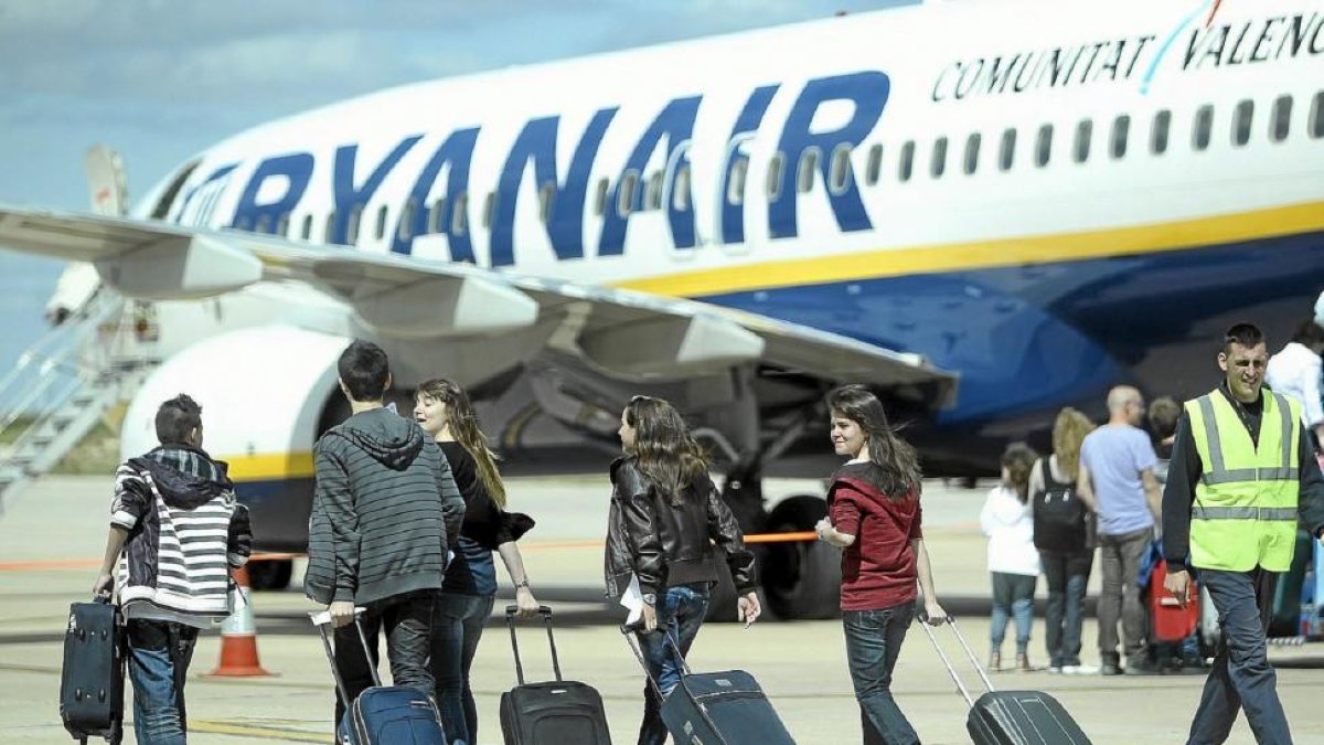 Avión de Ryanair a su llegada al europuerto de Villanubla.-E. M.
