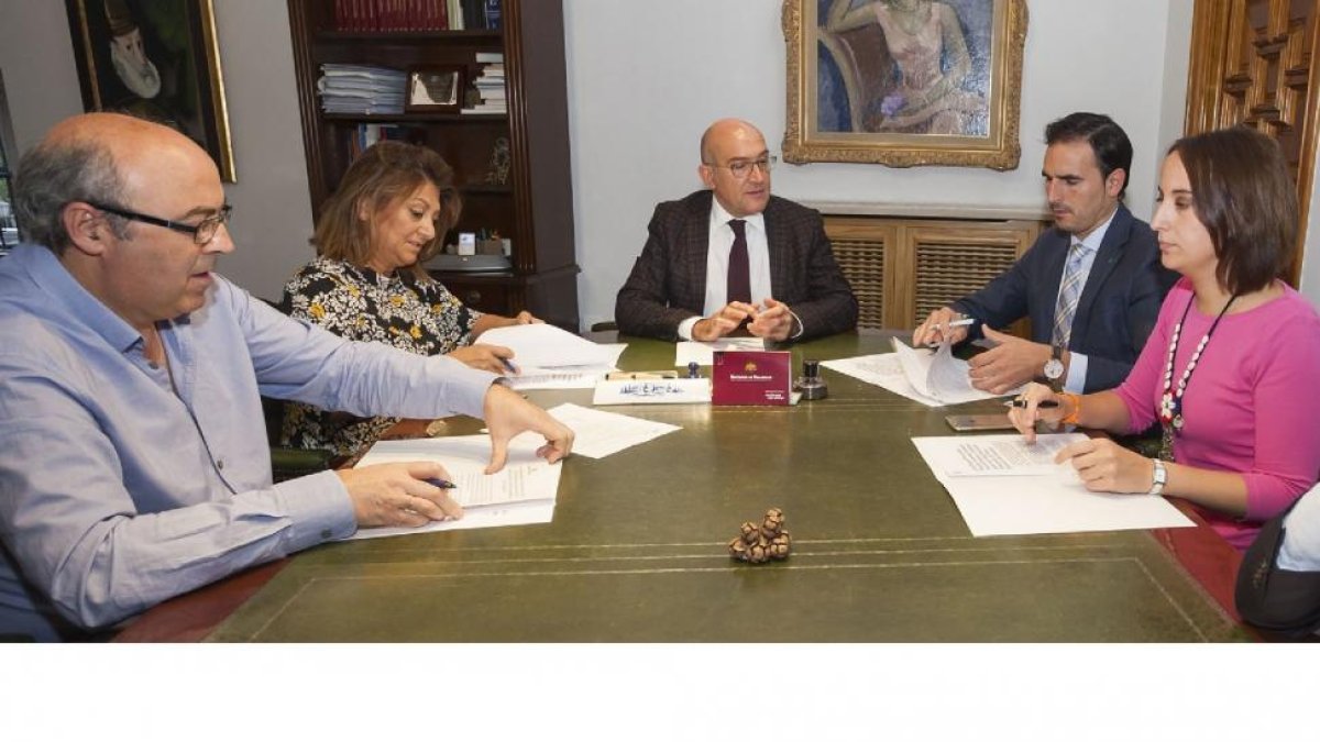 Salvador Arpa, Teresa López, Jesús Julio Carnero, Guzmán Gómez y Pilar Vicente, en la firma del pacto.-E. M.