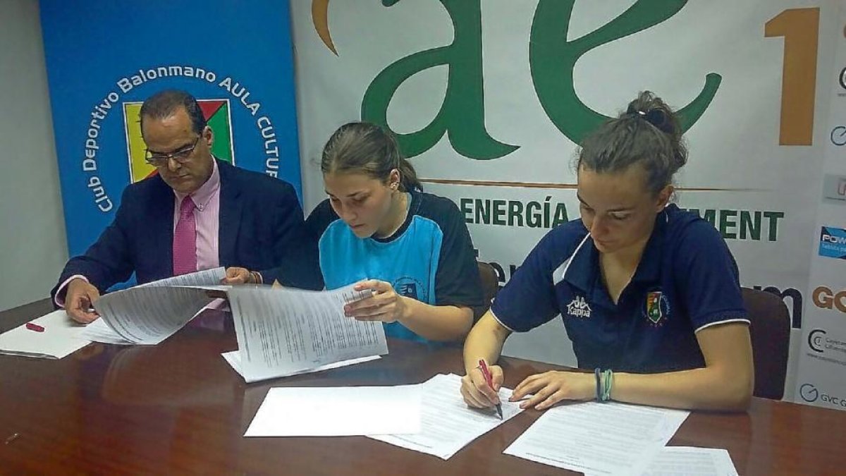 Cayetano Cifuentes, Ángela Nieto y Teresa Álvarez firman los contratos-EL MUNDO