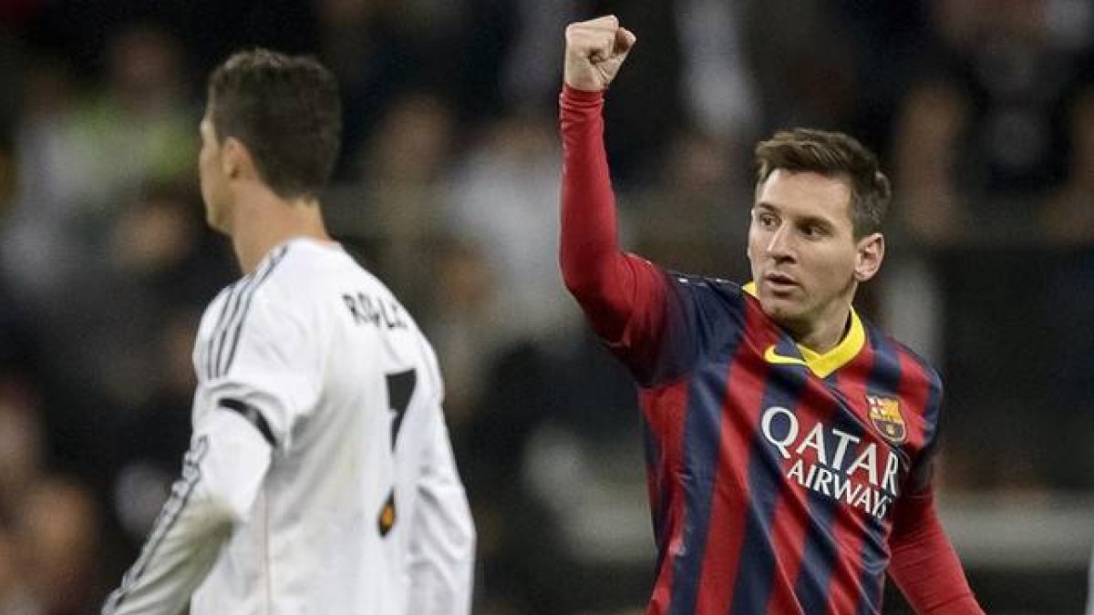 Leo Messi y Cristiano Ronaldo, durante un clásico en el Santiago Bernabéu.-Foto: AFP/ DANI POZO