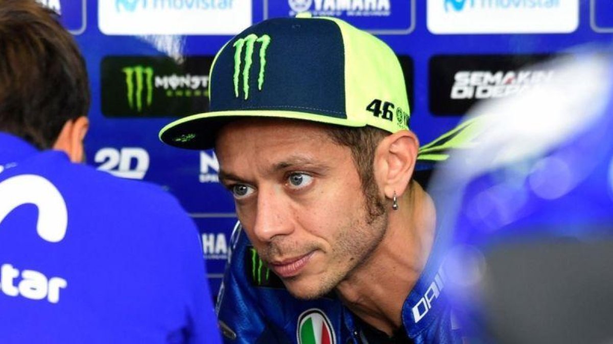 Valentino Rossi atiende las explicaciones de sus técnicos en Motorland.-AFP / JOSÉ JORDAN