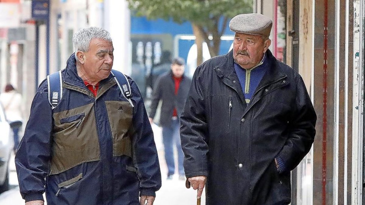 Dos jubilados pasean por el centro de Valladolid.-J.M. LOSTAU