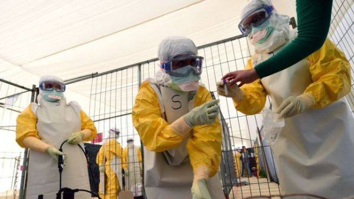 Personal de Médicos sin Fronteras recibe formación sobre medidas de protección contra el ébola, el pasado 1 de octubre en Bruselas.-Foto: AFP / EMMANUEL DUNAND