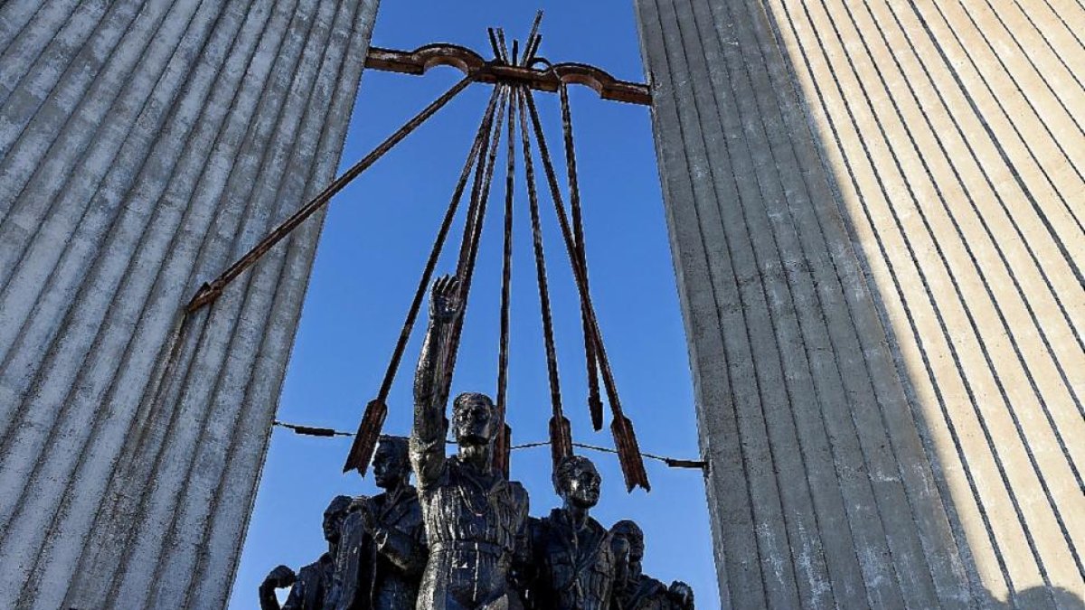 Conjunto escultórico y estructura de hormigón con el yugo y las flechas, ayer en el Cerro de San Cristóbal.-Miguel Ángel Santos