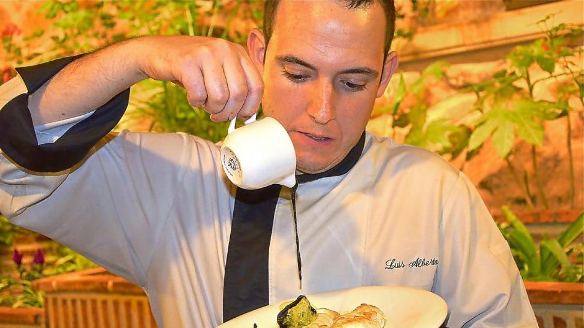 Luis Alberto Simón termina un plato en la sala del restaurante.-R. F