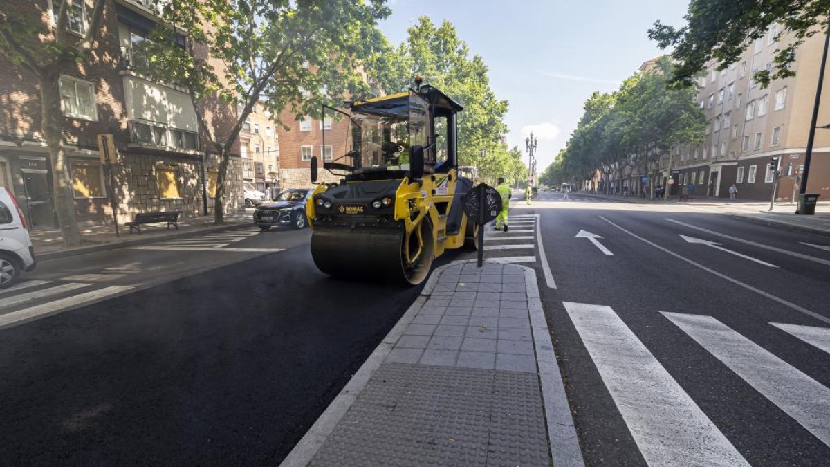 Obras de asfaltado entre el Corte Inglés y la avenida Medina del Campo en Paseo Zorrilla.- PHOTOGENIC