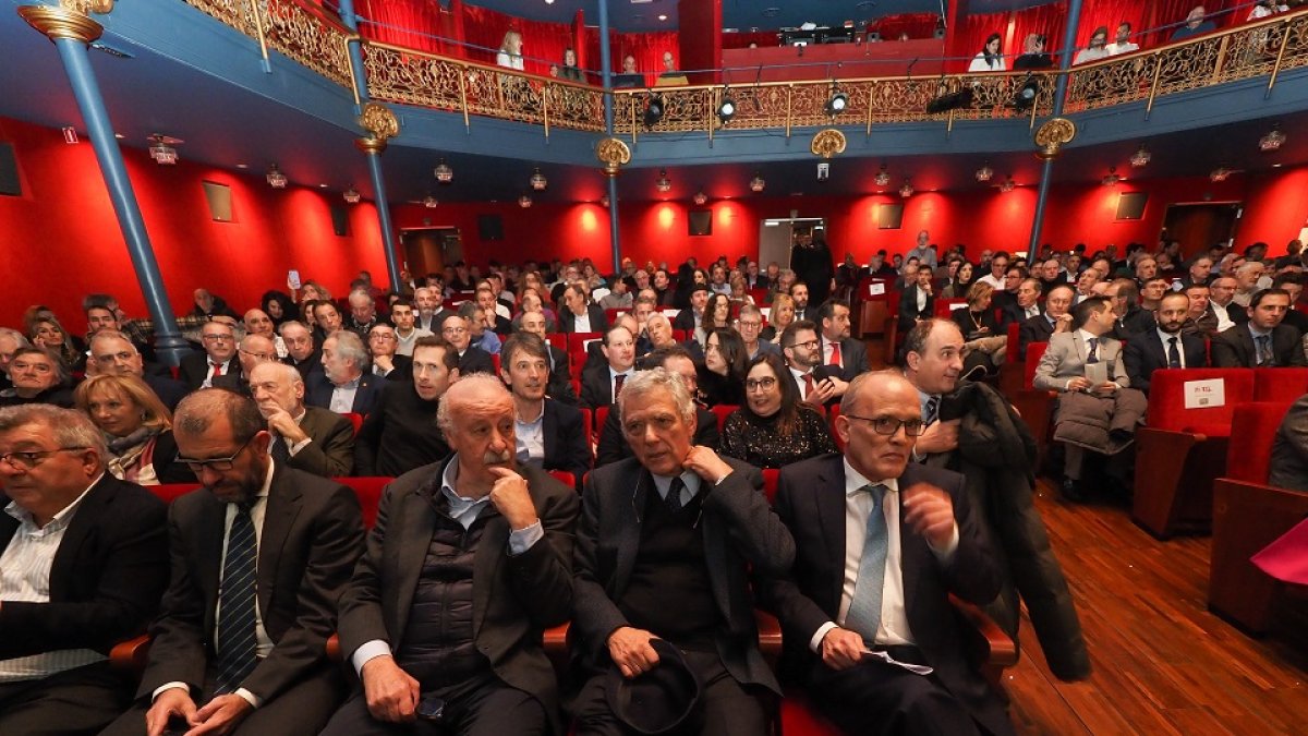 Vista parcial del Teatro Zorrilla en la presentación del documental 'Cien años de fútbol en Castilla y León'. / EL MUNDO