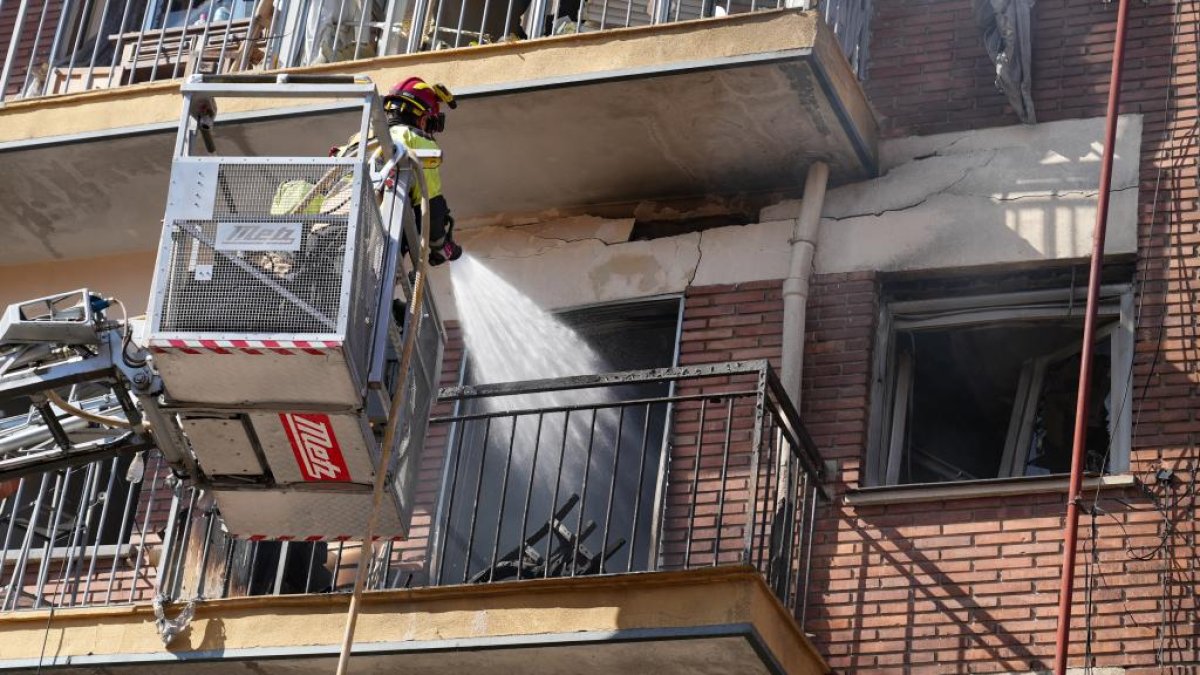 Un bombero durante los trabajos tras la explosión de la calle Goya.- J. M. LOSTAU