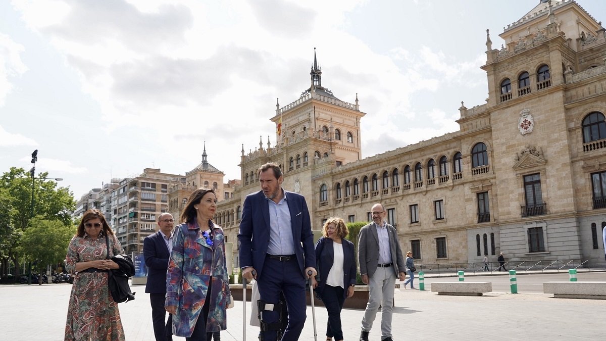 Encuentro del alcalde de Valladolid y candidato a la reelecci?n, ?scar Puente, con la ministra de Defensa, Margarita Robles.