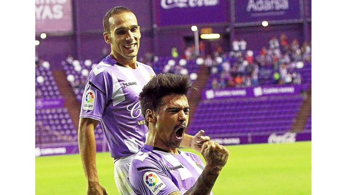 El blanquivioleta Rodri festeja su gol ante el Tenerife.-J.M. LOSTAU