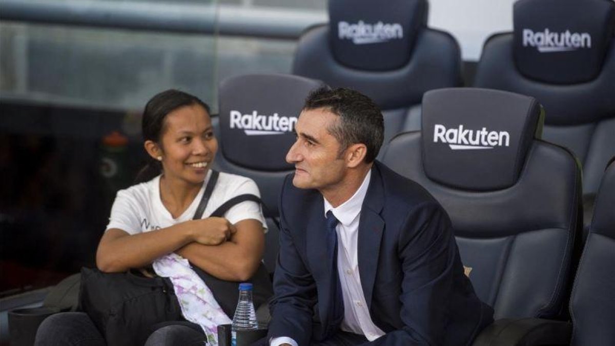 La asistenta de Rakitic junto a Valverde antes del inicio del Barça-Athletic en el Camp Nou.-JORDI COTRINA