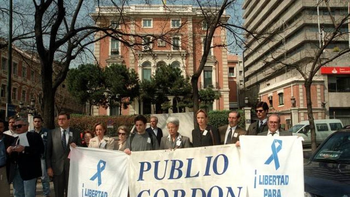 La esposa de Publio Cordón, junto a familiares y amigos, en una de las manifestaciones, pidiendo la liberación del empresario.-NDELO / EFE