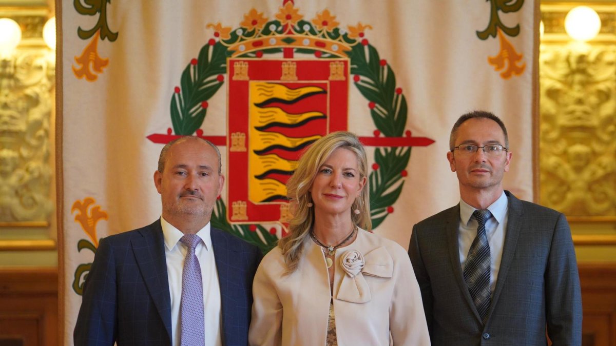 Los concejales de VOX Alberto Cuadrado, Irene Carvajal y Víctor Martín. E. M.