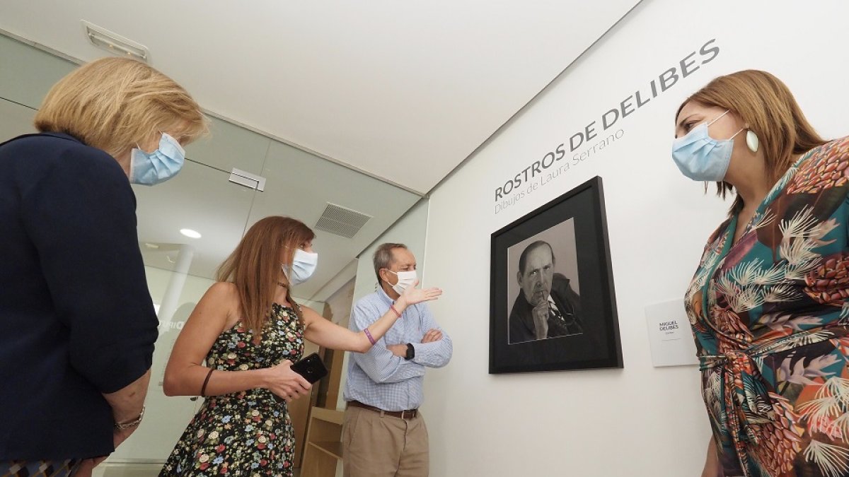 Germán Delibes observa la exposición junto a la artista vallisoletana Laura Serrano. - E.M.