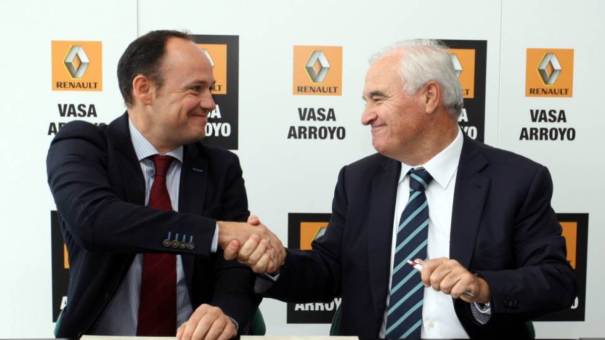 El presidente de la Cámara de Comercio e Industria de Valladolid, Carlos Villar (I), firma un acuerdo con el director-gerente de Renault Vasa Arroyo, José Luis López-Ical