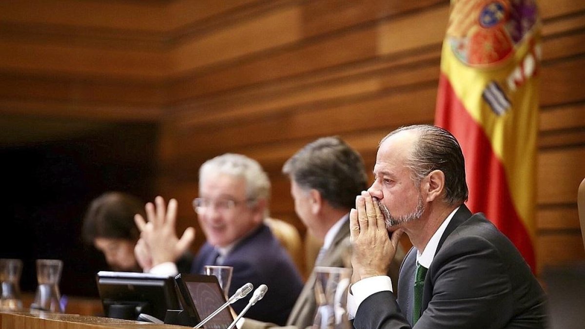 El presidente de las Cortes, Luis Fuentes, medita durante el pleno.-ICAL