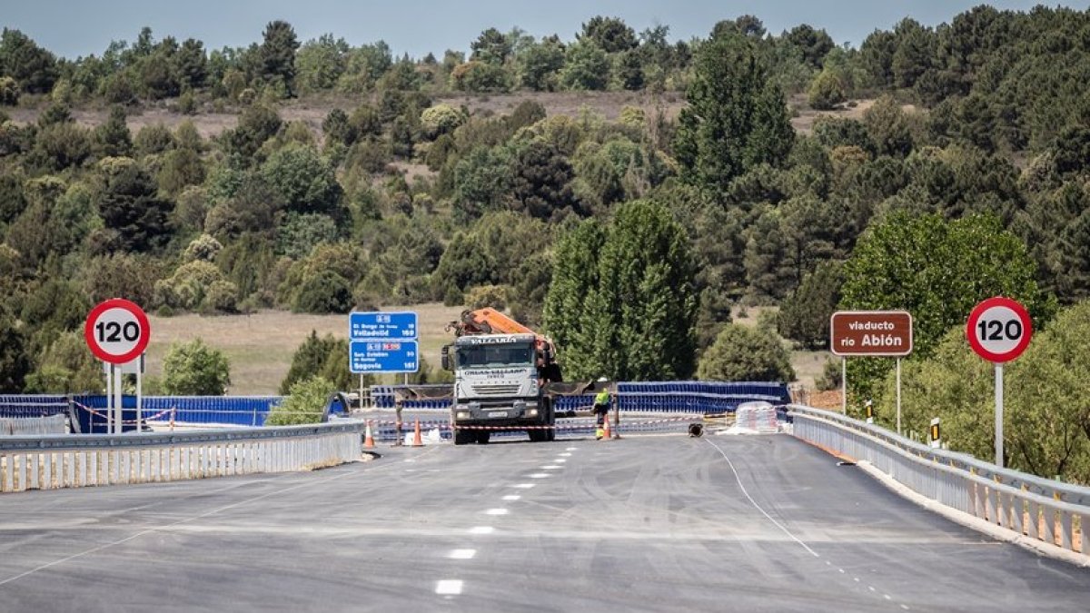 Un equipo de operarios trabajando en los últimos remates del tramo Venta Nueva-Santiuste el pasado viernes.- GONZALO MONTESEGURO