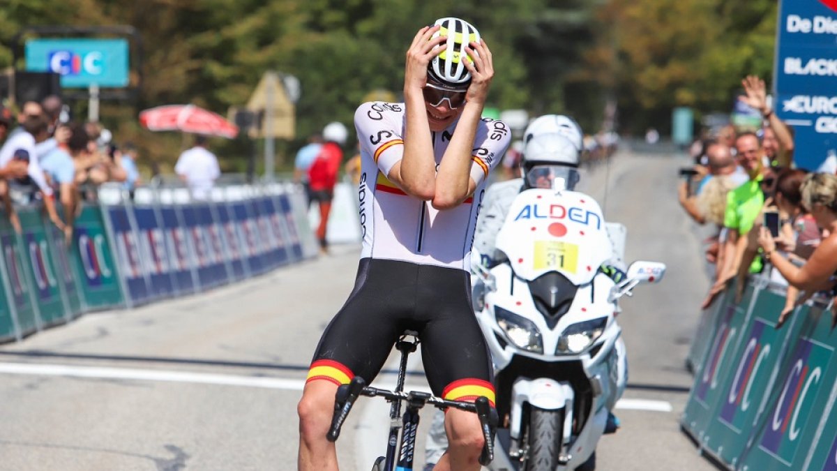 Iván Romeo tras cruzar la meta vencedor de la quinta etapa del Tour del Porvenir. / EL MUNDO