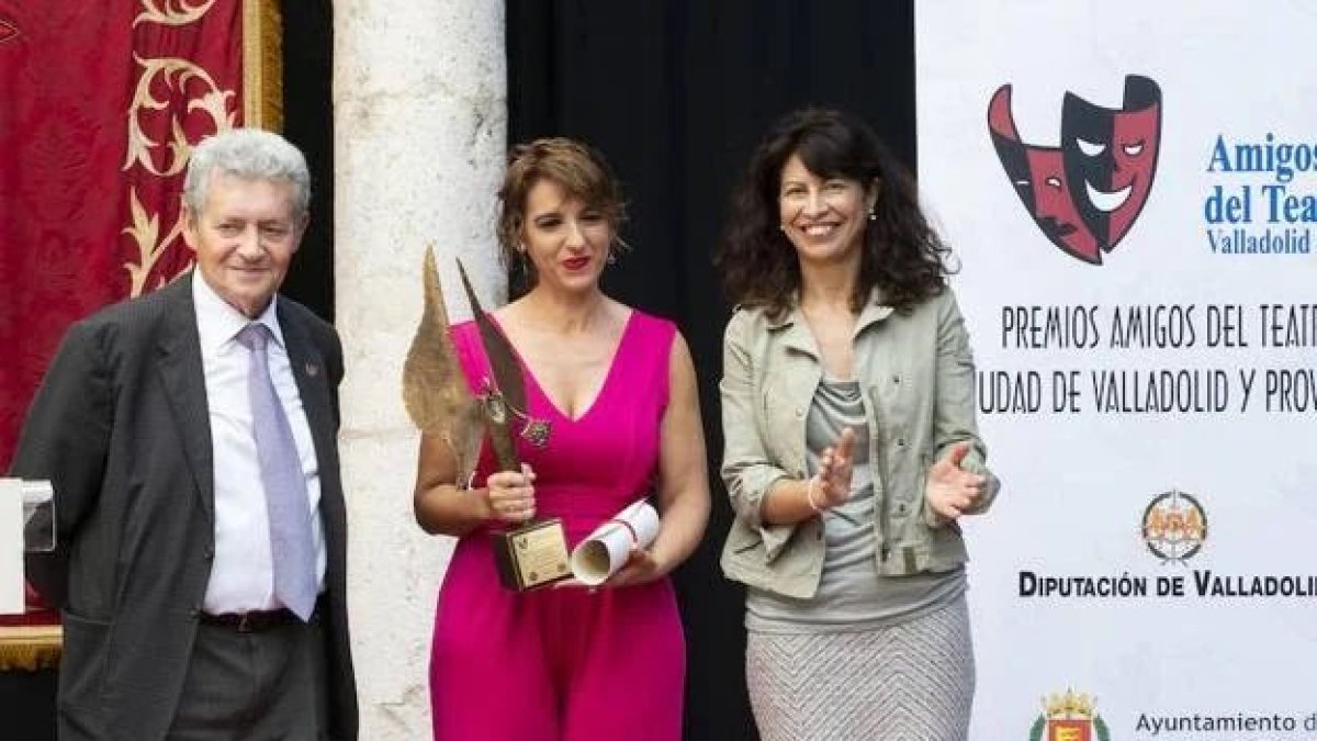 El presidente de la Asociación Amigos del Teatro, Félix Hernández, y la concejala de Cultura, Ana Redondo, entregan el Premios Amigos del Teatro a Llum Barrera.- ICAL