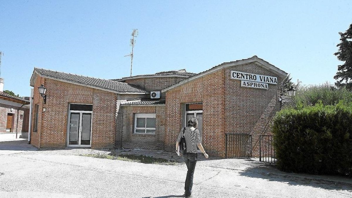 Entrada del centro Asprona en Viana de Cega, un conjunto asistencial de la Fundación Personas.-EL MUNDO